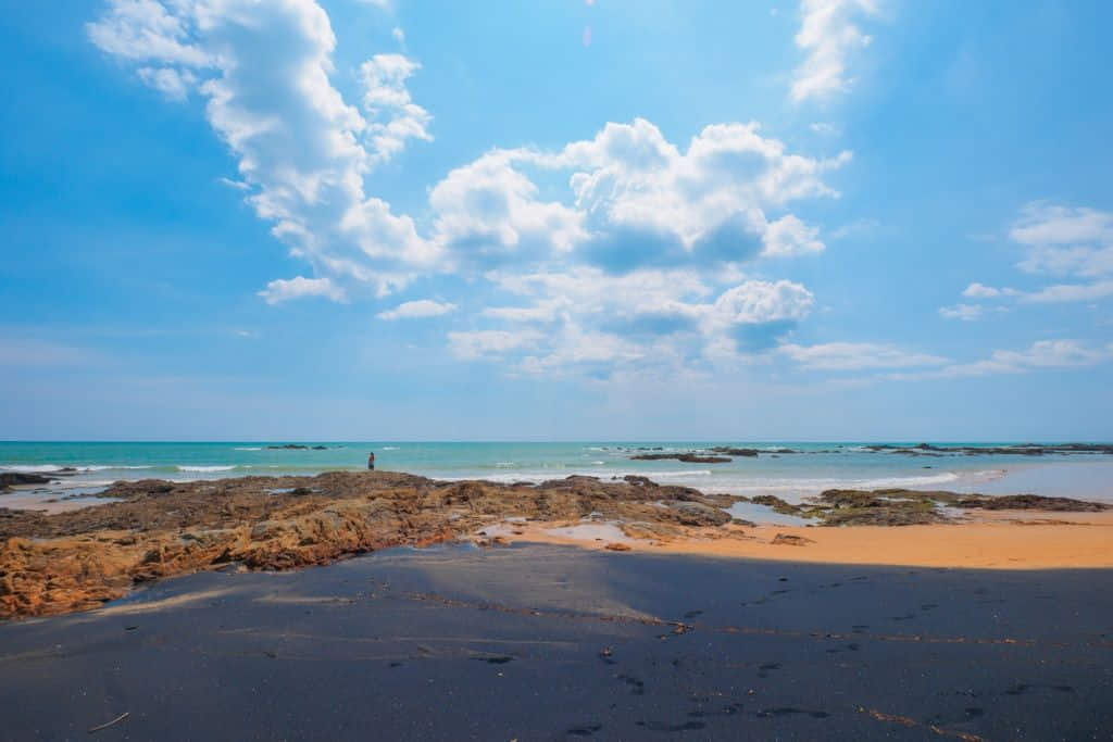 ทรายสองสีและโขดหินที่หาดนางทอง อำเภอตะกั่วป่า พังงา