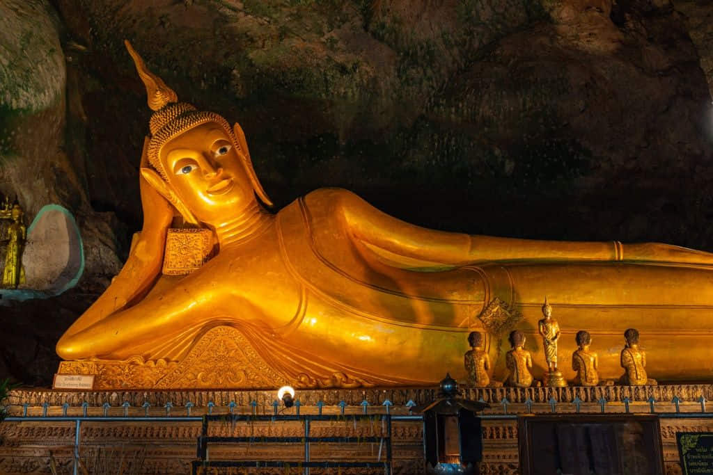 พระพุทธไสยาสน์ในโพรงถ้ำหินปูนที่วัดสุวรรณคูหา จังหวัดพังงา