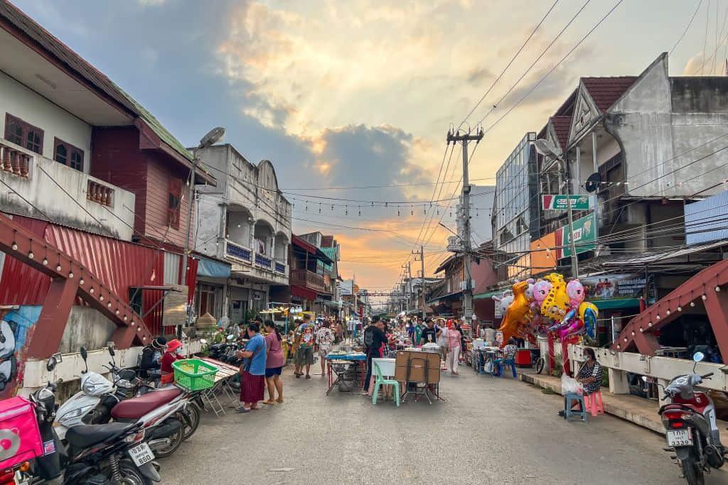ตึกแถวไม้และตลาดเช้าในย่านเมืองเก่าหล่มสัก จังหวัดเพชรบูรณ์