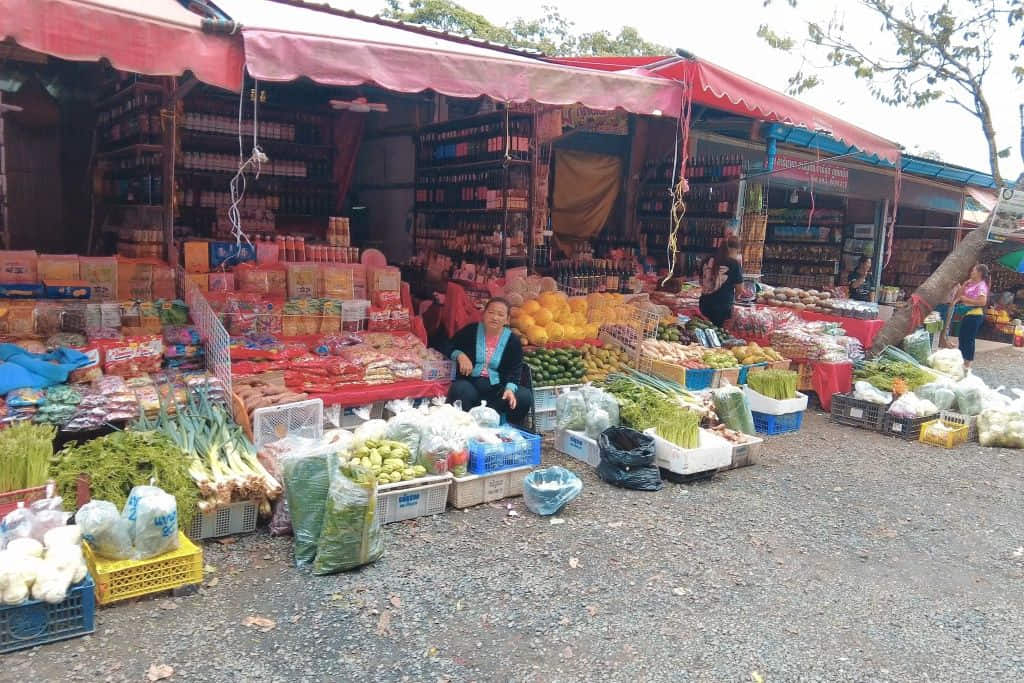 แผงผักเมืองหนาวและผ้าปักม้งที่ตลาดชาวเขาภูทับเบิก