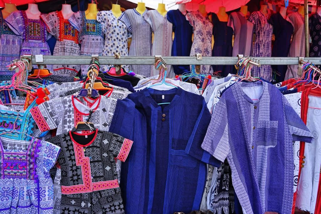 แผงผักเมืองหนาวและผ้าปักม้งที่ตลาดชนเผ่าเขาค้อ 