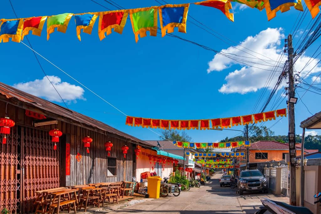 ถนนสายหลักหมู่บ้านสันติคีรี ชุมชนยูนนานบนดอยแม่สลอง