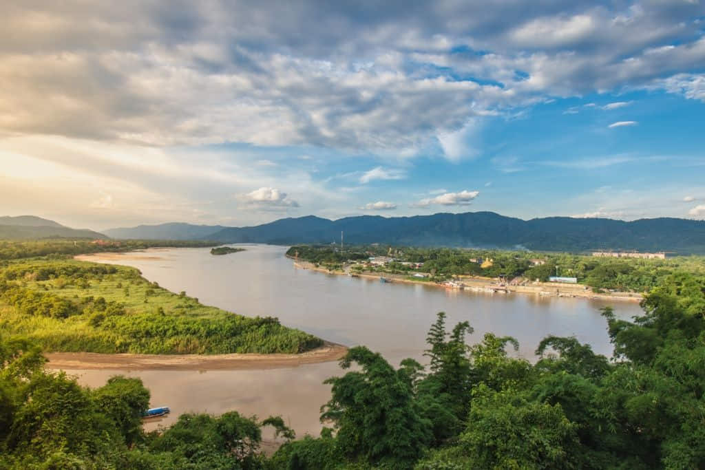 วิวสามเหลี่ยมทองคำจากมุมสูงที่วัดพระธาตุภูเข้า อำเภอเชียงแสน