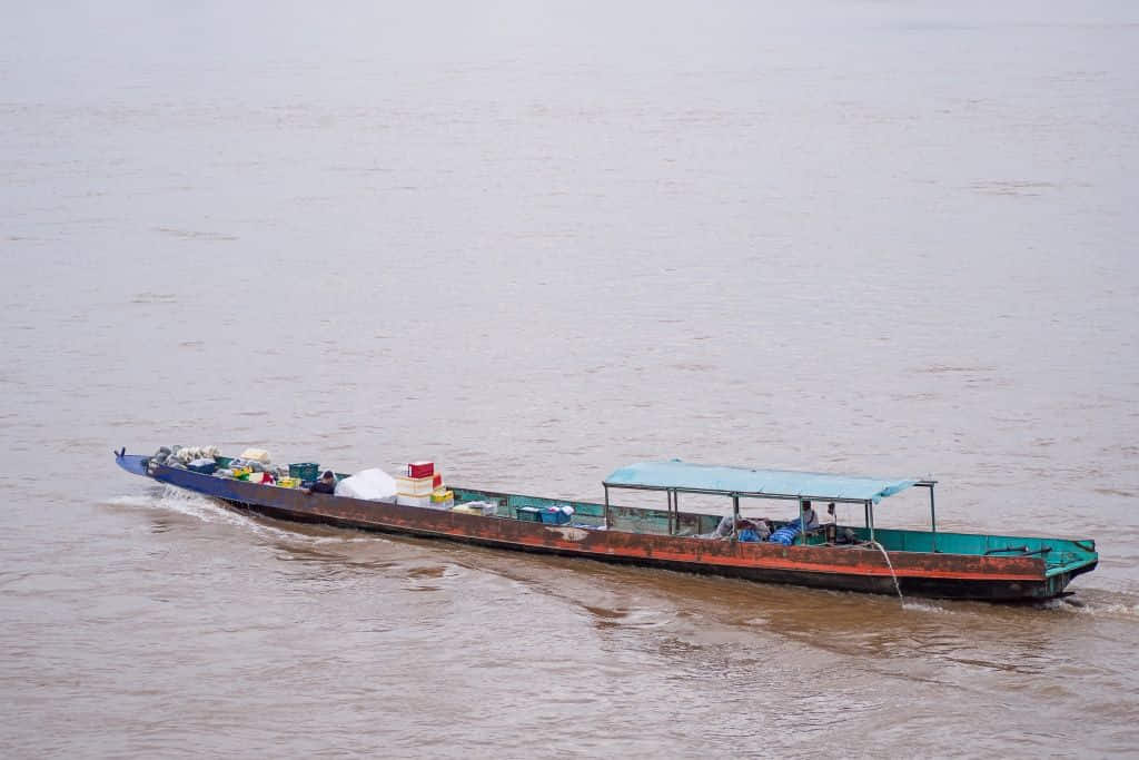 เรือหางยาวแล่นเลียบพรมแดนสามประเทศบนแม่น้ำโขง เชียงแสน