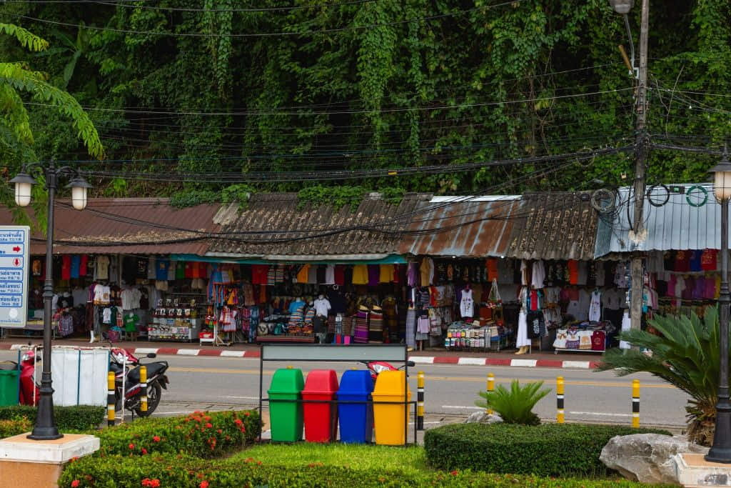 แผงสินค้านำเข้าที่ตลาดชายแดนสามเหลี่ยมทองคำ อำเภอเชียงแสน