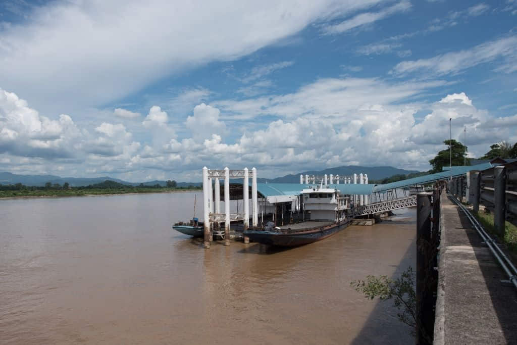 เรือบรรทุกสินค้าเทียบท่าที่ท่าเรือพาณิชย์เชียงแสน ริมแม่น้ำโขง