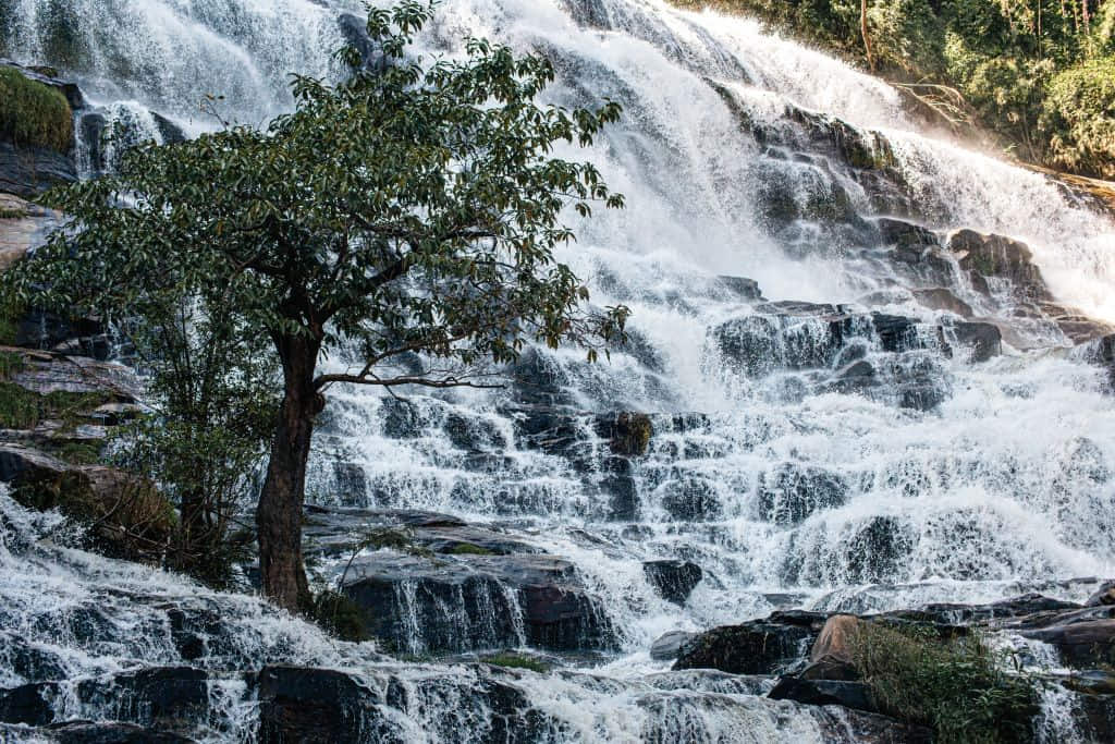 สายน้ำแผ่เป็นม่านที่น้ำตกแม่ยะ อุทยานแห่งชาติดอยอินทนนท์