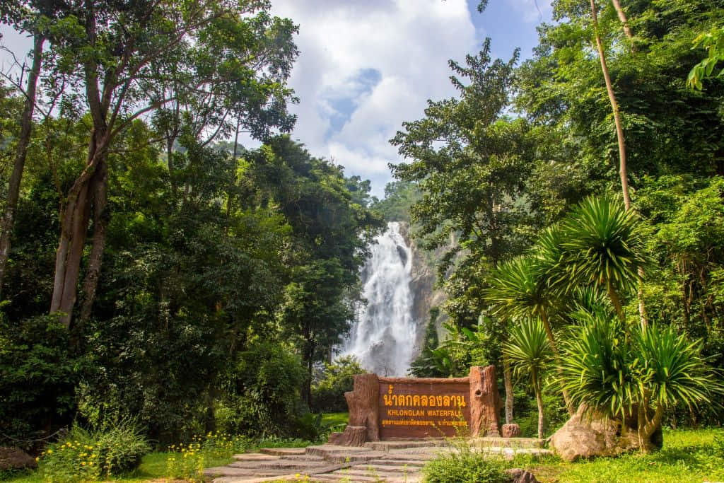 สายน้ำตกคลองลานแผ่เต็มหน้าผาในฤดูฝน จังหวัดกำแพงเพชร