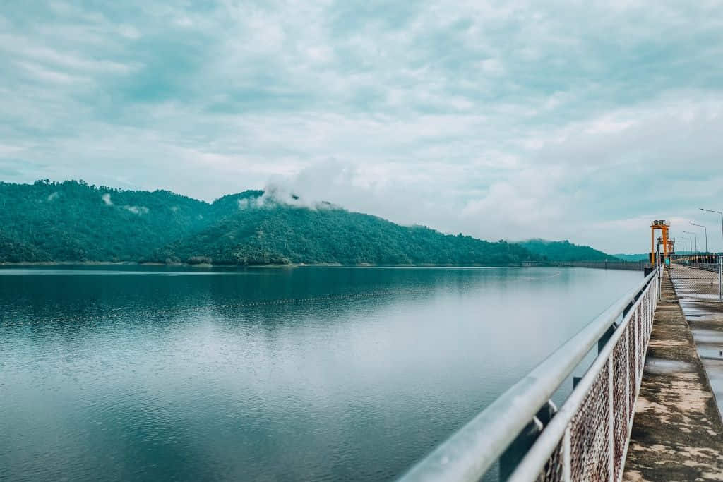 ตัวเขื่อนขุนด่านปราการชลมองจากเชิงเขื่อน จังหวัดนครนายก