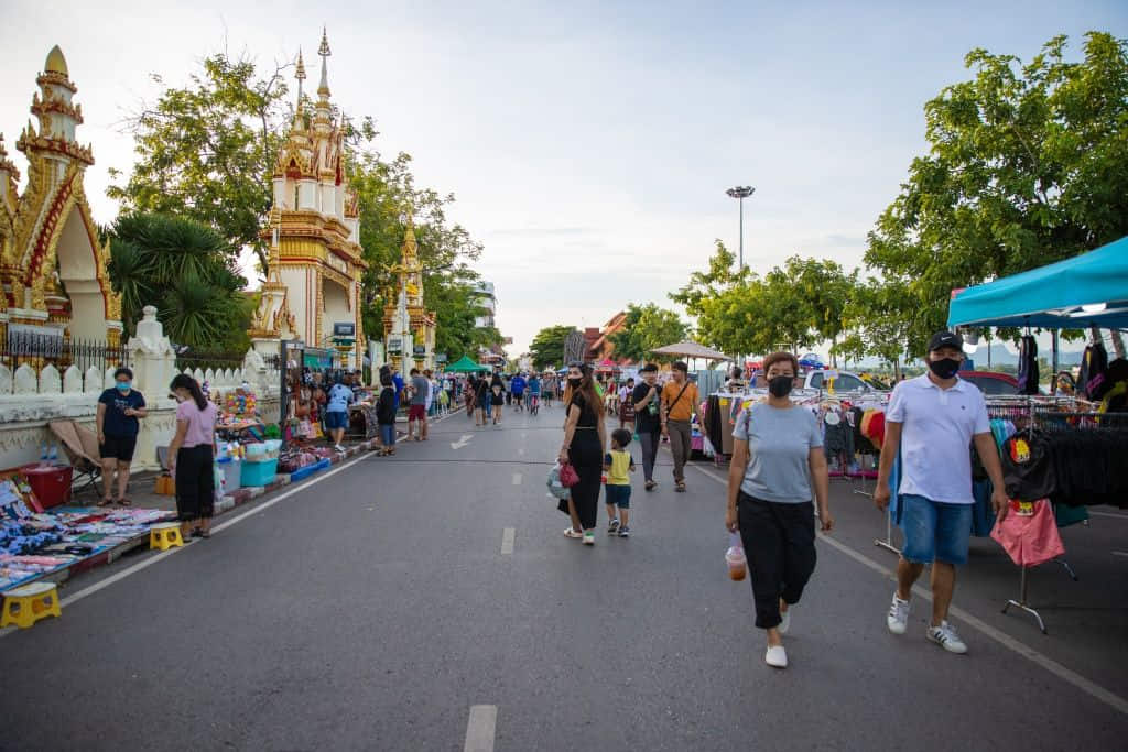 แผงอาหารบนถนนคนเดินริมโขง นครพนมที่เที่ยวยามค่ำ