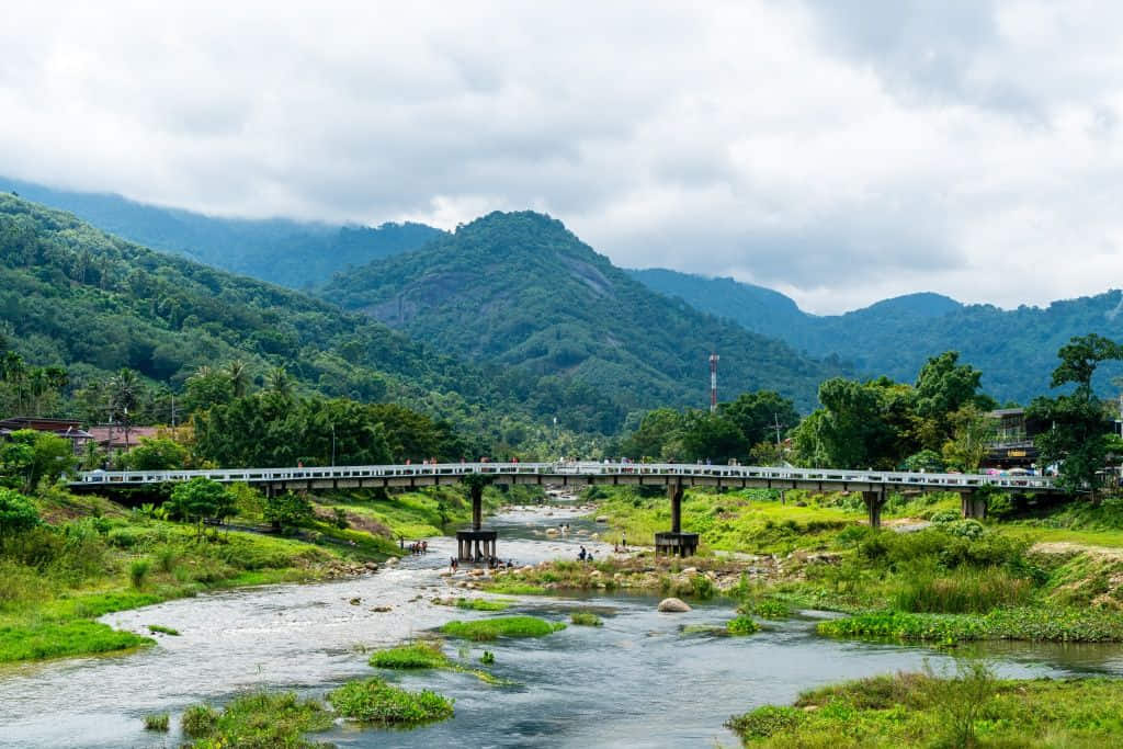 สะพานข้ามลำธารและวิถีชุมชนที่หมู่บ้านคีรีวง จังหวัดนครศรีธรรมราช