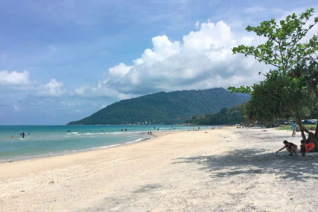 อ่าวโค้งและโขดหินที่อ่าวท้องหยี อำเภอขนอม