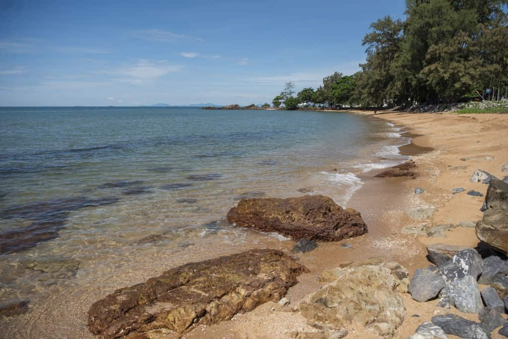 อ่าวโค้งและโขดหินที่หาดคุ้งวิมาน อำเภอนายายอาม จันทบุรี