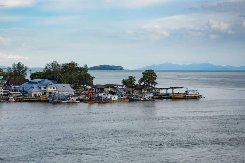 ปากน้ำและเรือประมงที่หาดแหลมสิงห์ จังหวัดจันทบุรี