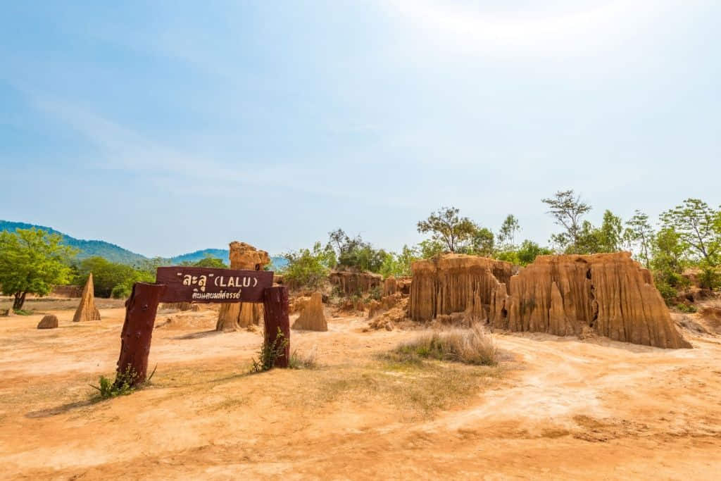 เสาดินและหน้าผาดินที่ละลุ อันซีนไทยแลนด์ จังหวัดสระแก้ว