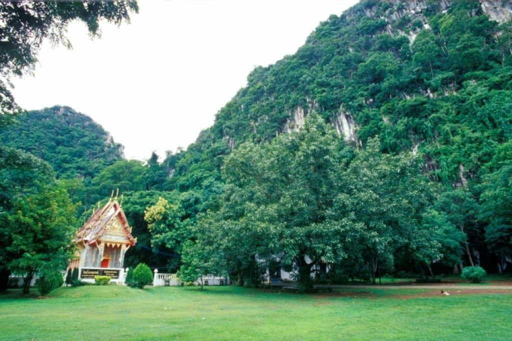 ภูเขาหินปูนและบันไดขึ้นวัดถ้ำเขาฉกรรจ์ จังหวัดสระแก้ว