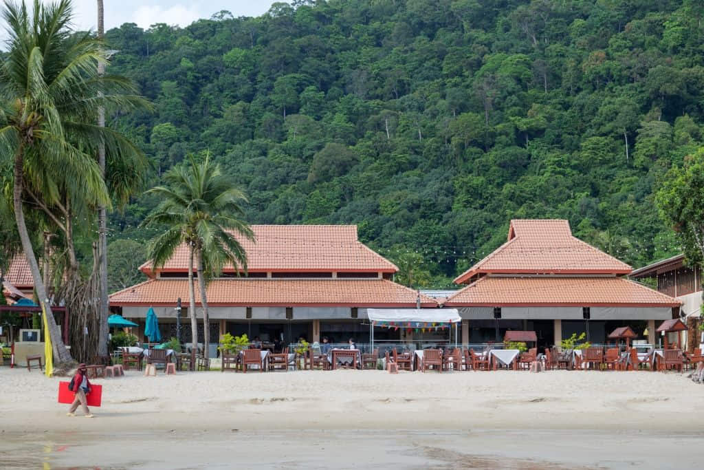 ชายหาดยาวและร้านริมทะเลที่หาดทรายขาว ที่เที่ยวเกาะช้างยอดนิยม