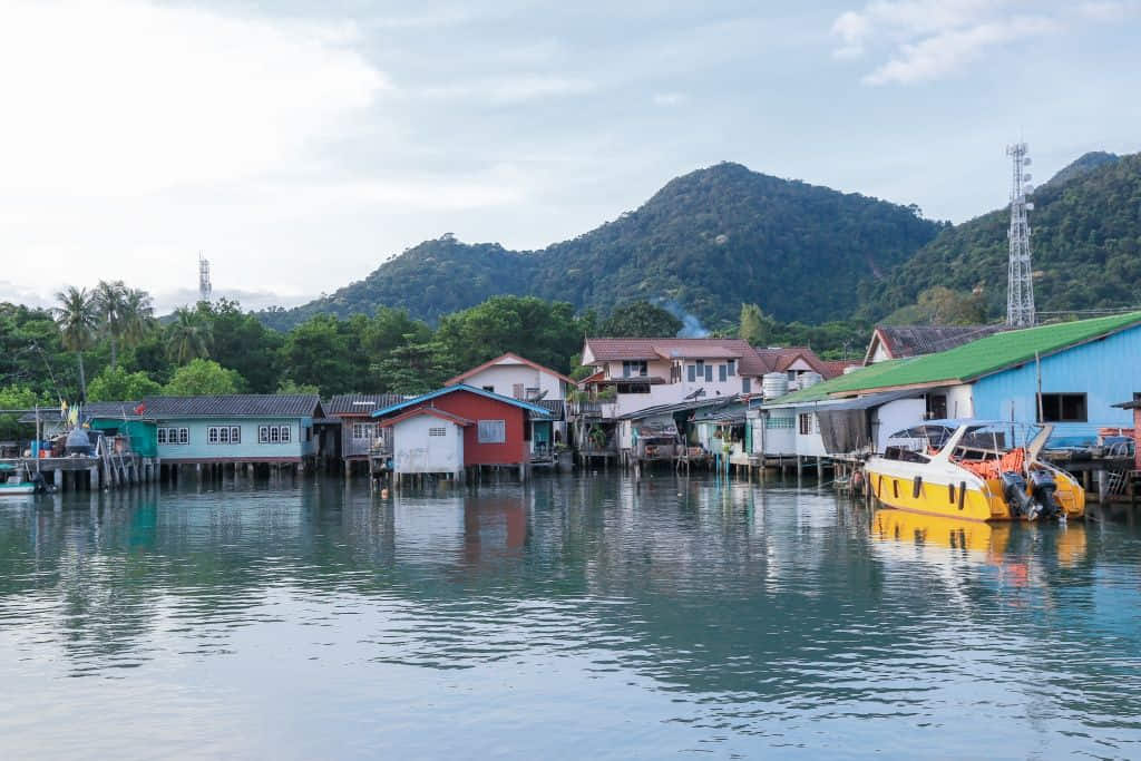 บ้านเรือนบนเสาไม้และสะพานไม้ที่หมู่บ้านประมงบางเบ้า เกาะช้าง