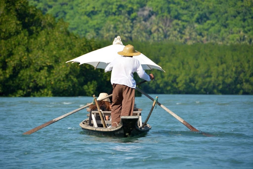 การพายเรือคายักชมป่าชายเลนที่ชุมชนสลักคอก เกาะช้าง