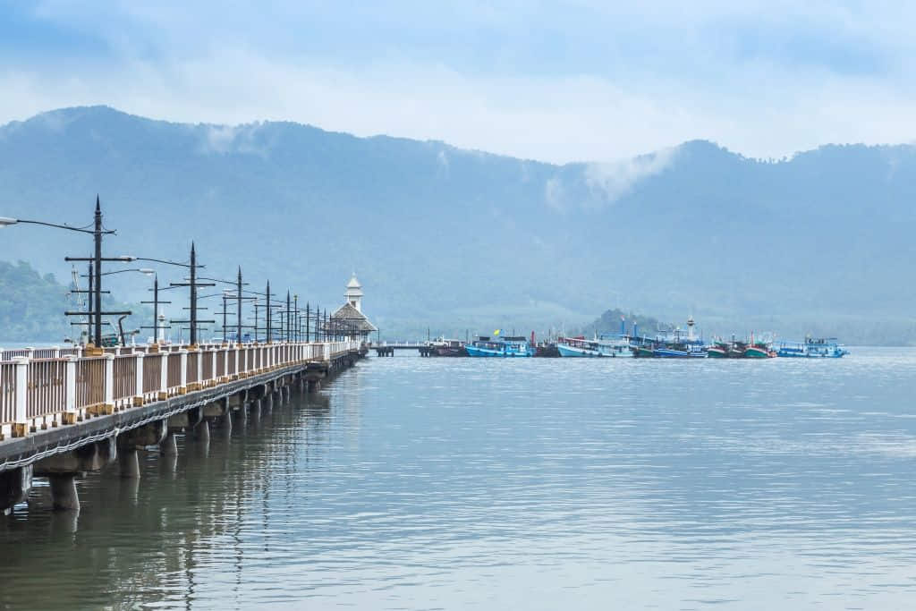 อ่าวสลักเพชรและเรือประมงทางตอนใต้ของเกาะช้าง จังหวัดตราด