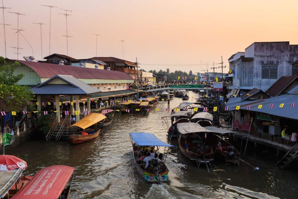เรือขายอาหารและห้องแถวไม้ริมคลองที่ตลาดน้ำอัมพวา ที่เที่ยวสมุทรสงครามยอดนิยม