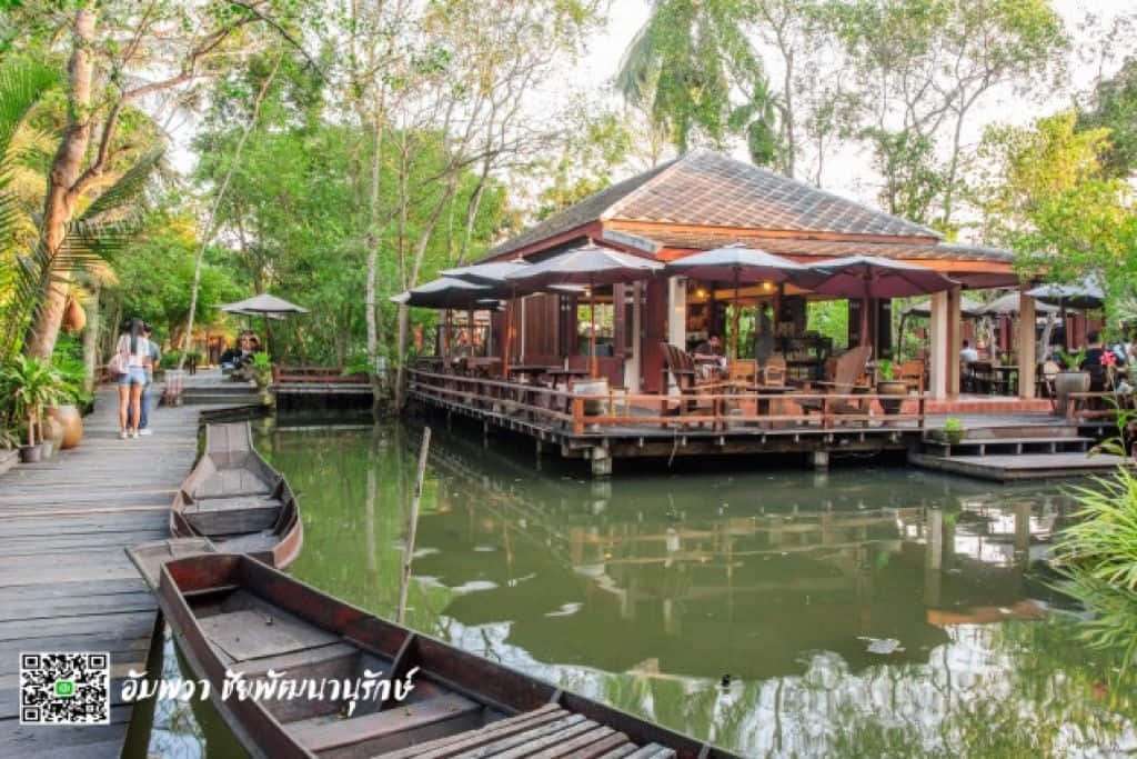 สวนมะพร้าวและอาคารไม้ในโครงการอัมพวาชัยพัฒนานุรักษ์