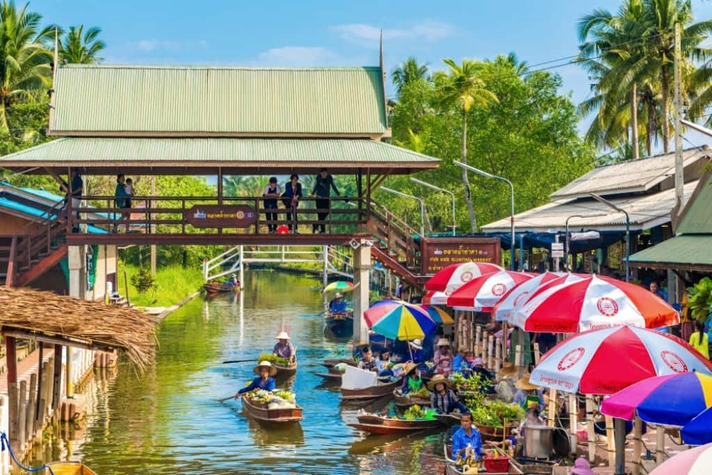 เรือพายขายผลผลิตจากสวนที่ตลาดน้ำท่าคา จังหวัดสมุทรสงคราม