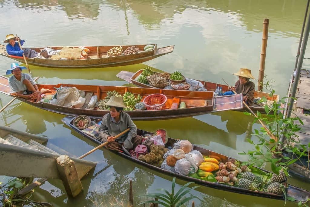 ห้องแถวไม้เก่าและร้านค้าริมคลองที่ตลาดน้ำบางน้อย อำเภอบางคนที