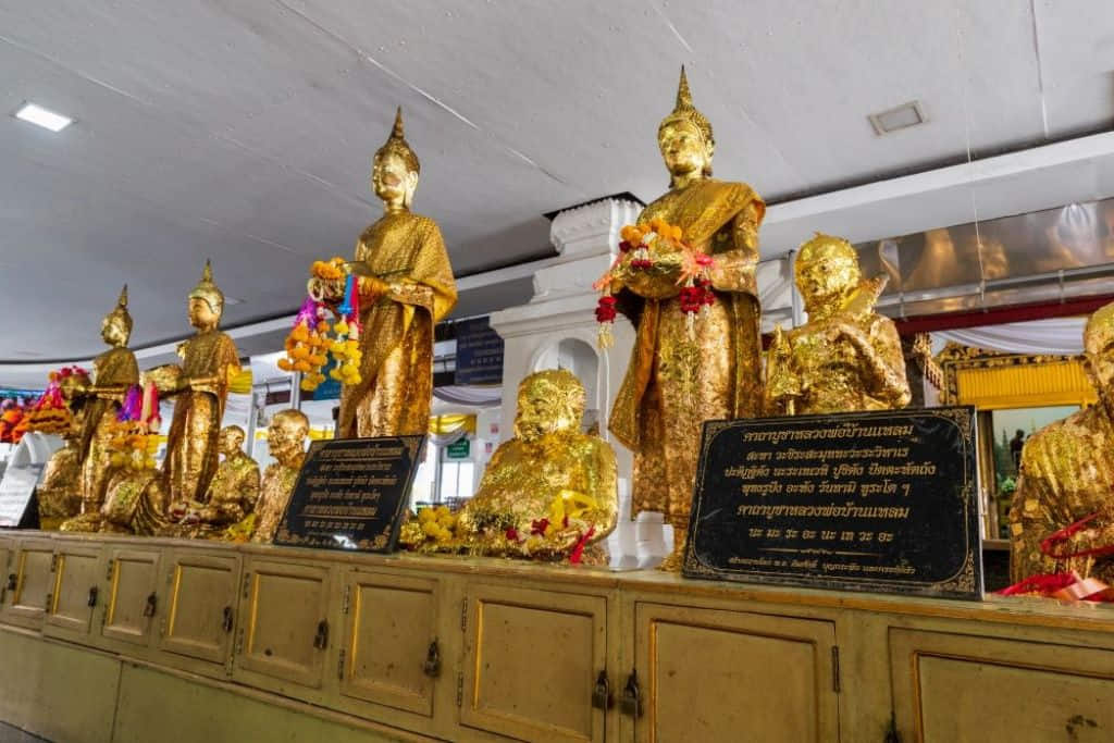 หลวงพ่อบ้านแหลมในวัดเพชรสมุทรวรวิหาร กลางเมืองแม่กลอง