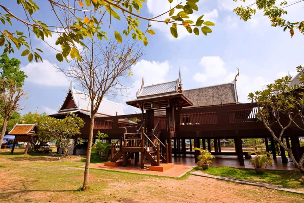 กุฎีทองเรือนไม้ทรงไทยที่วัดภุมรินทร์กุฎีทอง อำเภออัมพวา