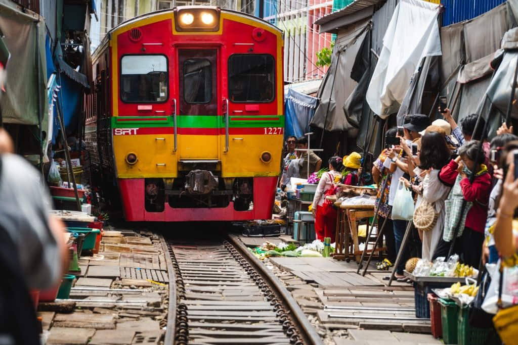 แม่ค้าหุบร่มเมื่อรถไฟผ่านที่ตลาดร่มหุบ แม่กลอง จังหวัดสมุทรสงคราม