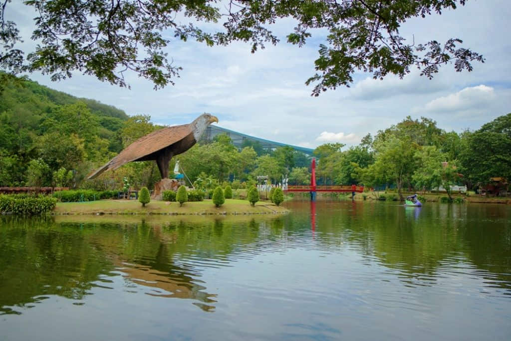 กรงนกขนาดใหญ่และนกนานาชนิดที่สวนนกชัยนาท ที่เที่ยวชัยนาทอันดับหนึ่ง
