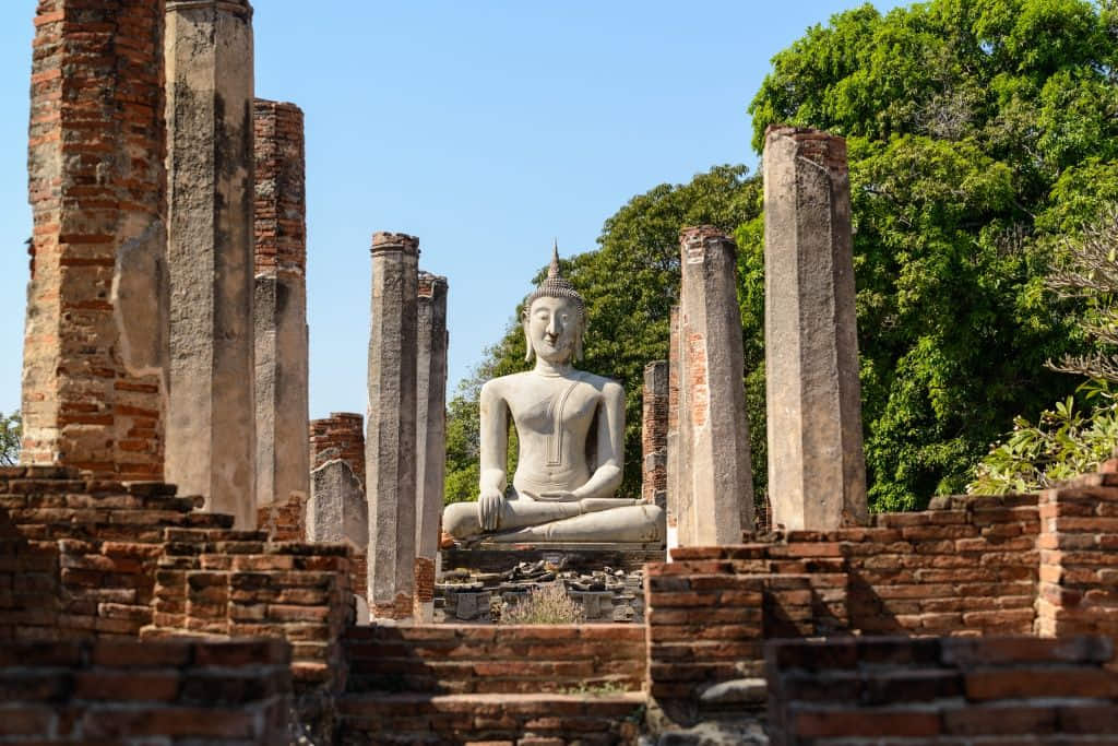 เจดีย์และวิหารเก่าแก่ที่วัดมหาธาตุ อำเภอสรรคบุรี จังหวัดชัยนาท