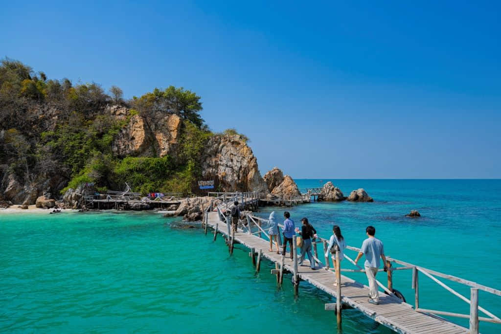 น้ำทะเลใสและแนวปะการังที่เกาะขาม ใกล้เกาะหมาก จังหวัดตราด