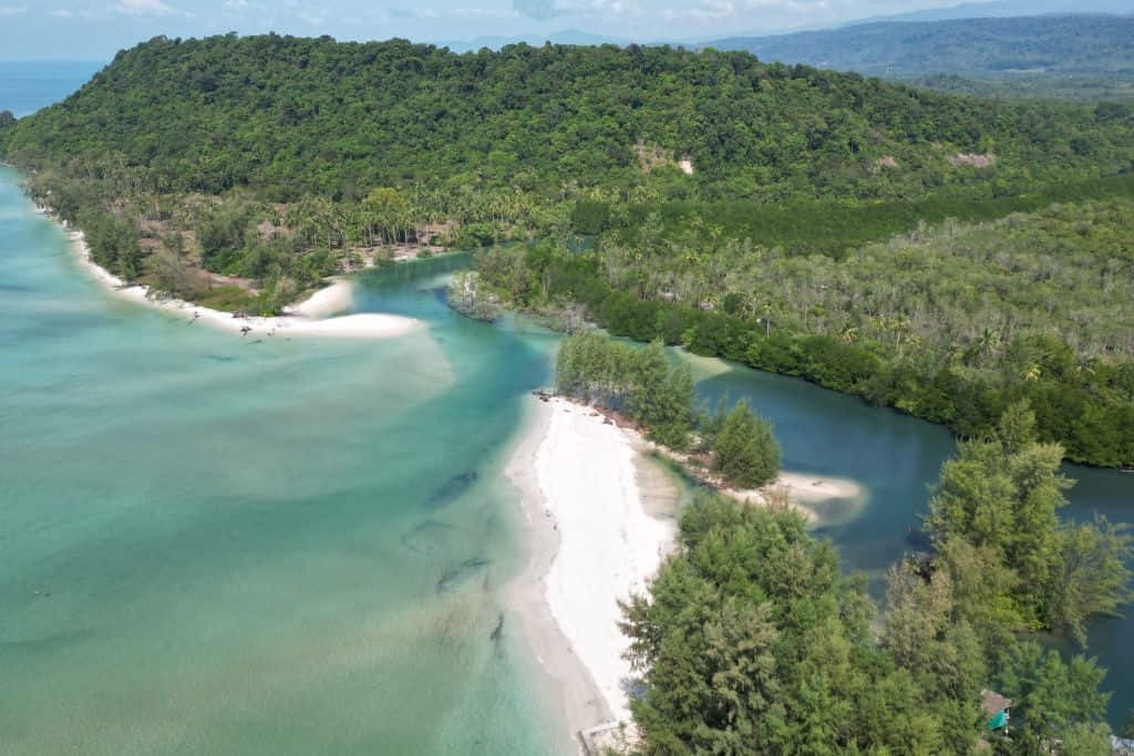ชายหาดทรายขาวเงียบสงบที่หาดบานชื่น อำเภอคลองใหญ่ จังหวัดตราด
