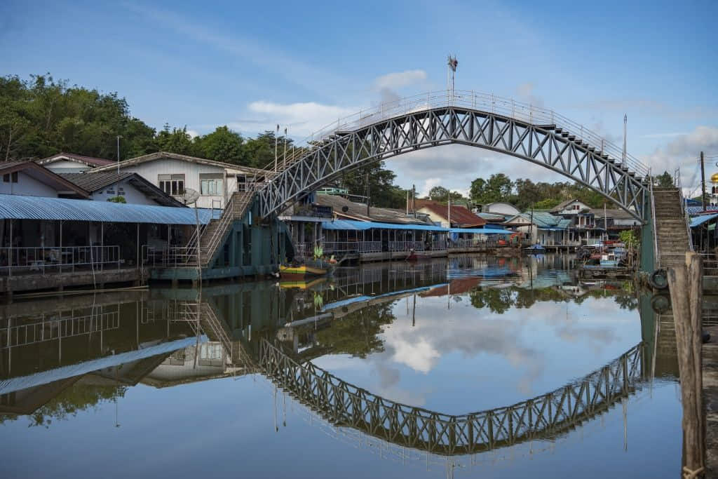 สะพานไม้โค้งสูงสะพานวัดใจที่บ้านน้ำเชี่ยว จังหวัดตราด