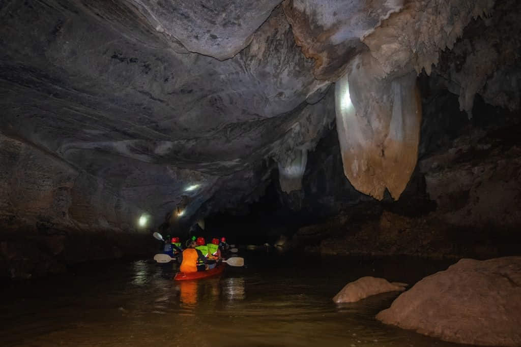 การล่องเรือคายักในถ้ำเลสเตโกดอน อำเภอทุ่งหว้า จังหวัดสตูล