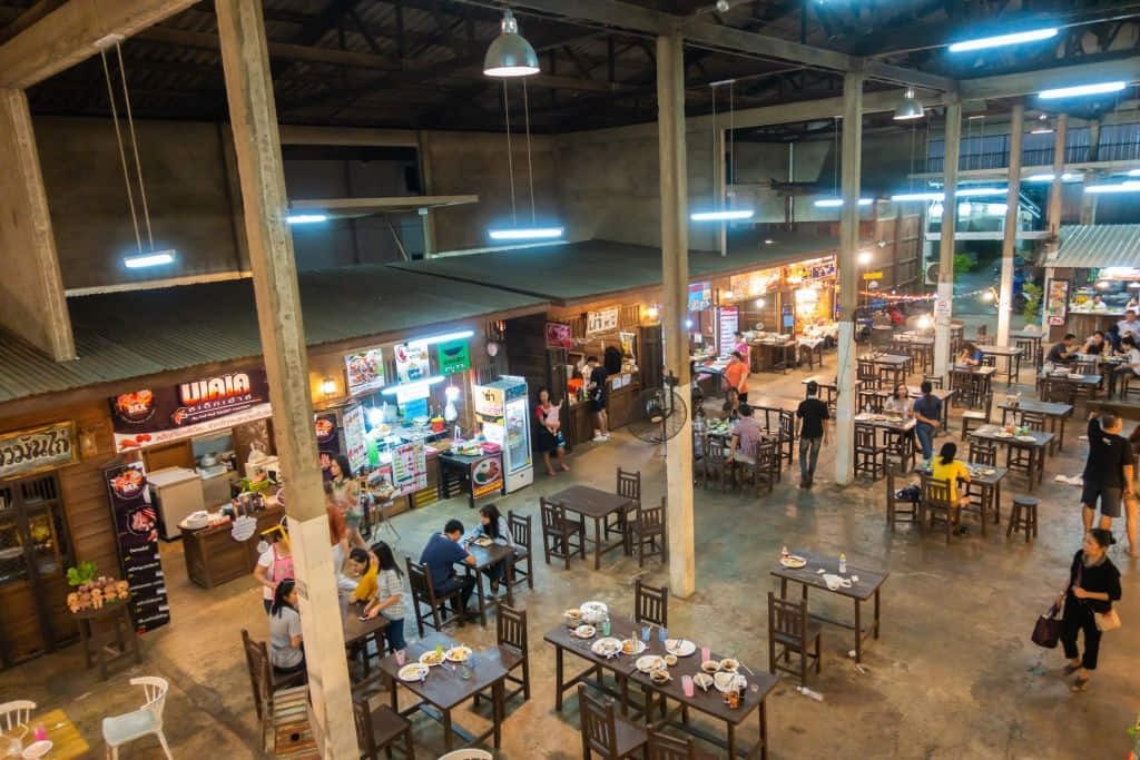 แผงอาหารและของกินท้องถิ่นที่ตลาดโรงสี เมืองกาฬสินธุ์