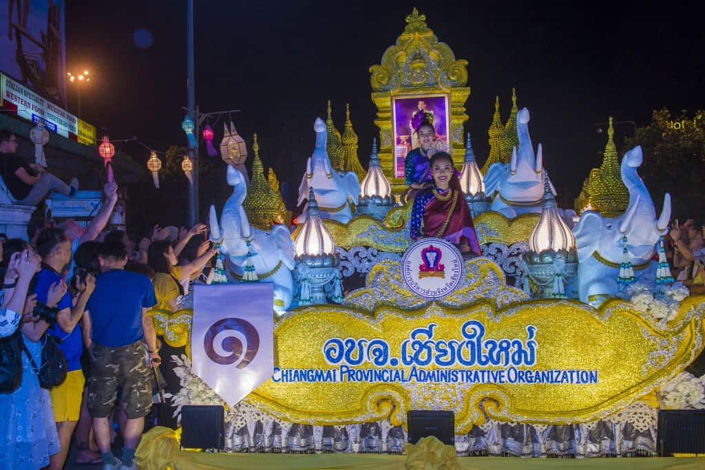 ขบวนแห่และโคมประดับที่ข่วงประตูท่าแพ ในงานยี่เป็งเชียงใหม่