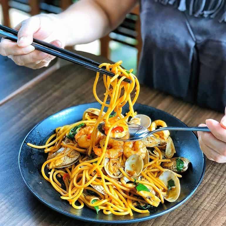 Street food delivery in KL: Stir Fry Thai Spaghetti with Seafood at Hawker Hall